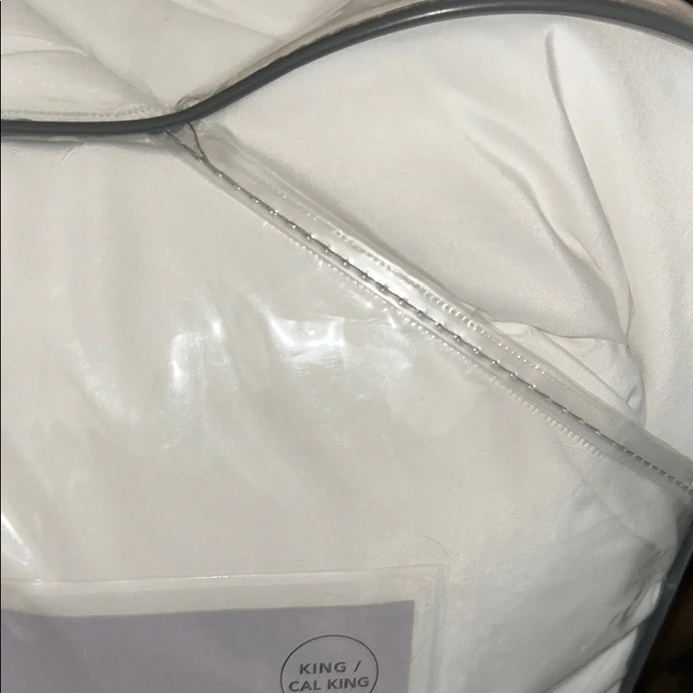 Threshold King/ Cal/King Extra Plush Down Alternative Comforter